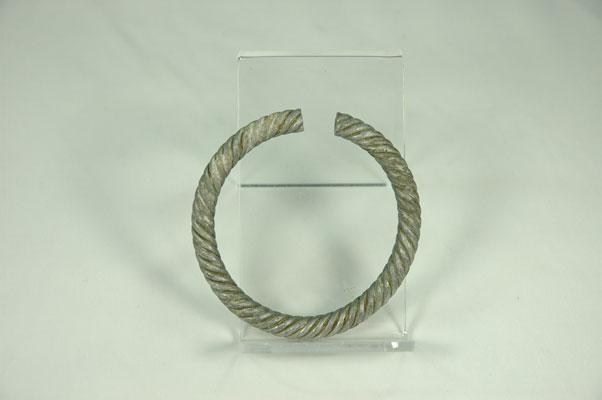 以往名稱：手鐲文物名稱：手鐲英文名稱：bracelet族語名稱：tateyavn亦稱pipangpang na nan