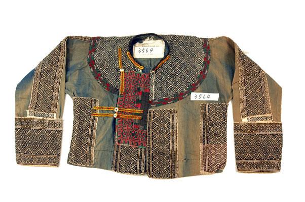 以往名稱：男子上裝文物名稱：男子長袖短上衣英文名稱：Male sleeve Jacket族語名稱：IBIBOGO