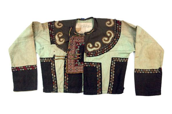 以往名稱：男子上裝文物名稱：男子長袖短上衣英文名稱：Male sleeve Jacket族語名稱：IBIBOGO