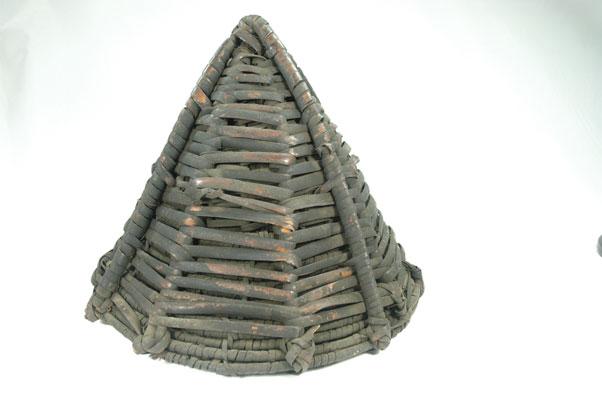 以往名稱：籐盔文物名稱：籐帽英文名稱：rattan hat族語名稱：vinaovaod
