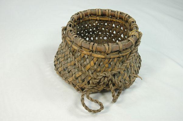 以往名稱：滕籃文物名稱：滕籃英文名稱：rattan basket族語名稱：yala