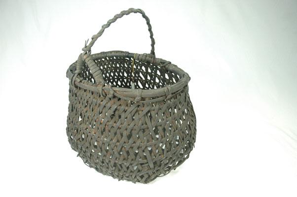 以往名稱：竹筐文物名稱：竹筐英文名稱：bamboo basket族語名稱：peysektan