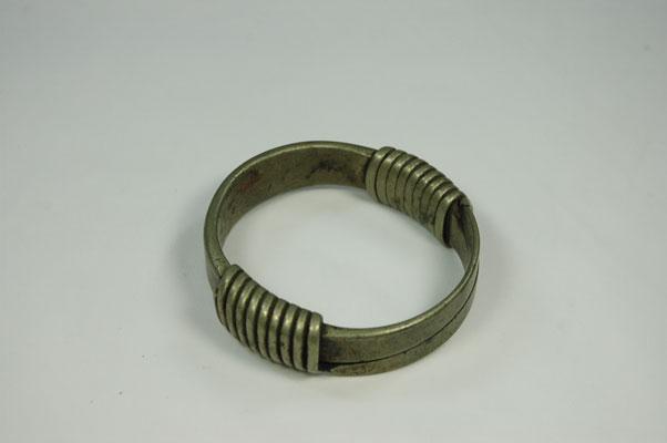 以往名稱：手鐲文物名稱：銀製手鐲英文名稱：Silver bracelet族語名稱：kaljate