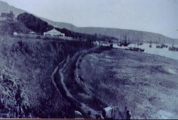 馬偕博士從加拿大抵淡水時的淡水港口(左上角為紅毛城，白色建築為總稅務司公署1872)