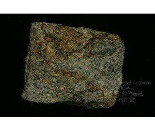 中文名稱：石榴子石黑雲母安山岩英文名稱：Garnet bearing biotite-andesite