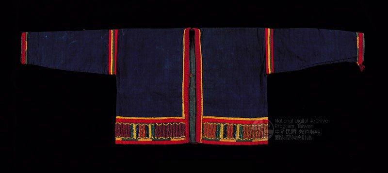 中文名稱：男子長袖短衣（編目號：AT523）原住民族語名稱：kipin英文名稱：Male Sleeve Jacket舊登錄名稱：蜻蛉玉綴衣