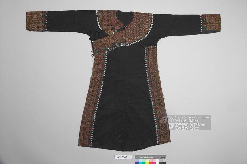 中文名稱：女子長袖長衣（編目號：AT3345）原住民族語名稱：napin-i英文名稱：Female Sleeve Garment舊登錄名稱：女上衣