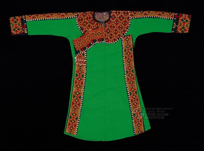 中文名稱：女子長袖長衣（編目號：AT3359-2）原住民族語名稱：napin-i英文名稱：Female Sleeve Garment舊登錄名稱：女衣