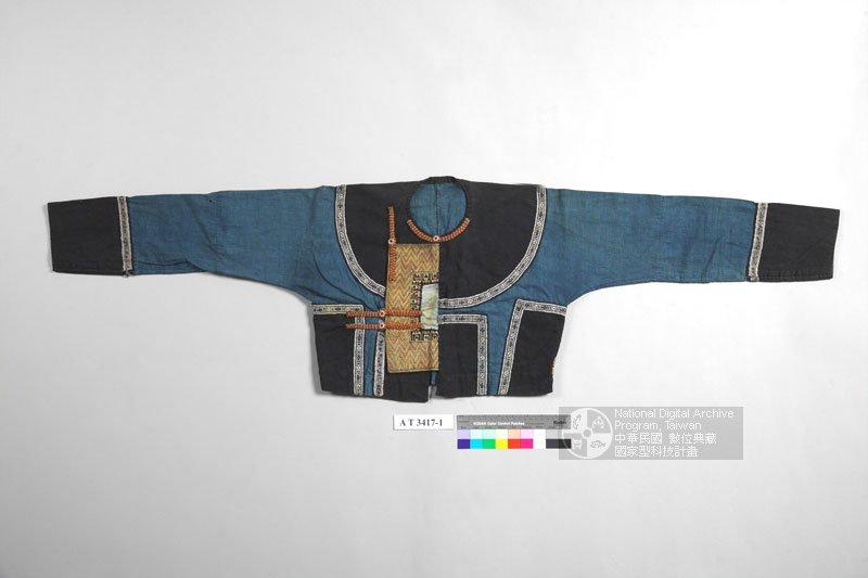 中文名稱：男子長袖短衣（編目號：AT3417-1）原住民族語名稱：kipin英文名稱：Male Sleeve Jacket舊登錄名稱：男裝