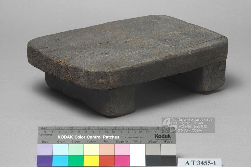 中文名稱：木凳（編目號：AT3455-1）英文名稱：Wooden Stool舊登錄名稱：木凳