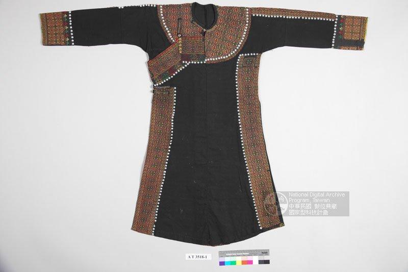 中文名稱：女子長袖長衣（編目號：AT3518-1）原住民族語名稱：napin-i英文名稱：Female Sleeve Garment舊登錄名稱：女服
