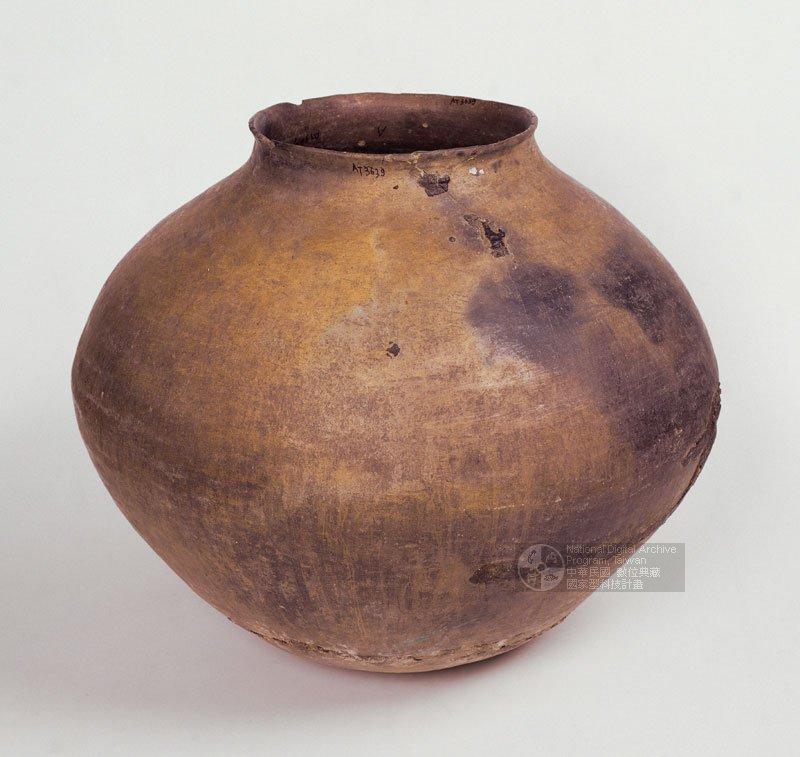 中文名稱：大陶壺（編目號：AT3639）原住民族語名稱：dilghng英文名稱：Ceramic Pot舊登錄名稱：古陶罐