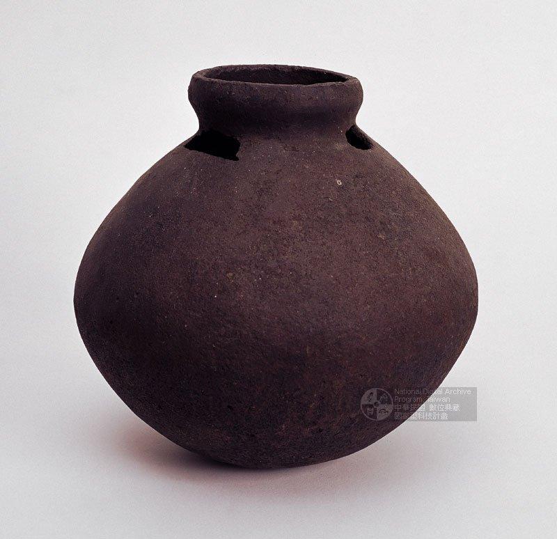 中文名稱：陶壺（編目號：AT3640）原住民族語名稱：dilghng英文名稱：Ceramic Pot舊登錄名稱：古陶罐