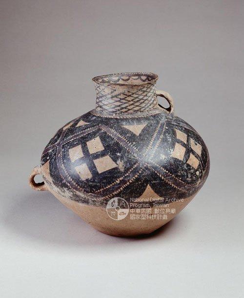 中文品名：半山方格菱紋雙耳壺（77-00456）