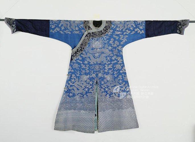 中文品名：藍地織錦龍袍