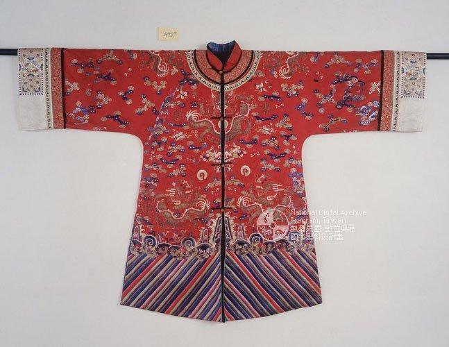 中文品名：朱紅緞彩繡盤金龍袍
