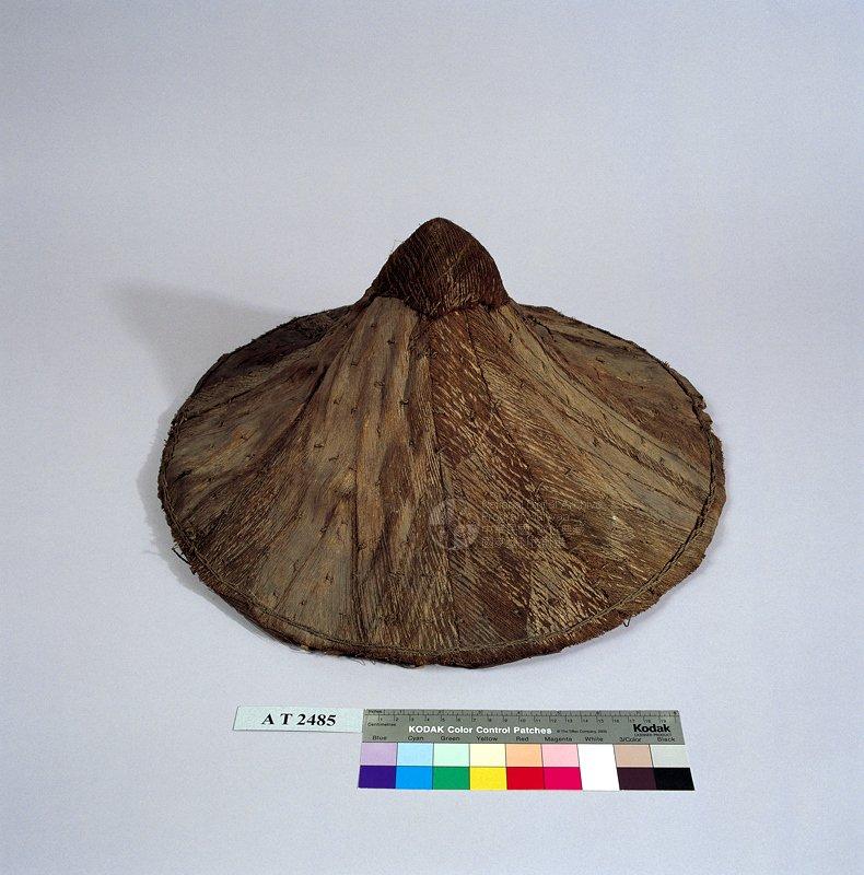 笠（椰鬚笠）族語名稱：varongot a apis no anyoi英文名稱：Coconut Palm Bark Hat