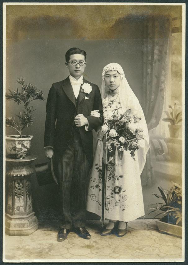 副系列名：生平及相關史料照片案卷名：親族照片件名：1931年04月26日，葉榮鐘先生與施纖纖女士結婚照。