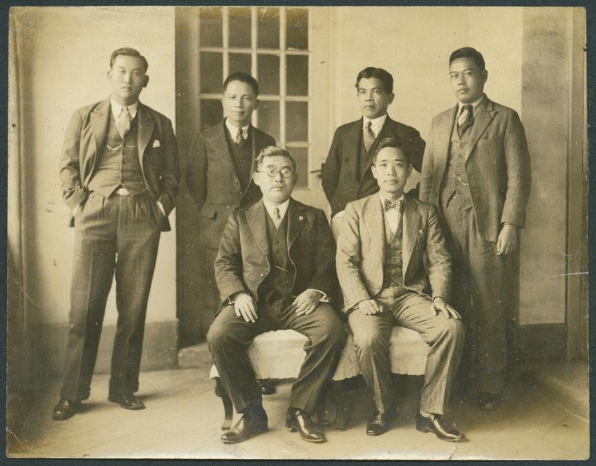 副系列名：生平及相關史料照片案卷名：台灣議會設置請願運動件名：1924年01月14日，台灣議會設置請願運動幹部在台中市歡迎清瀨一郎（前排左）。