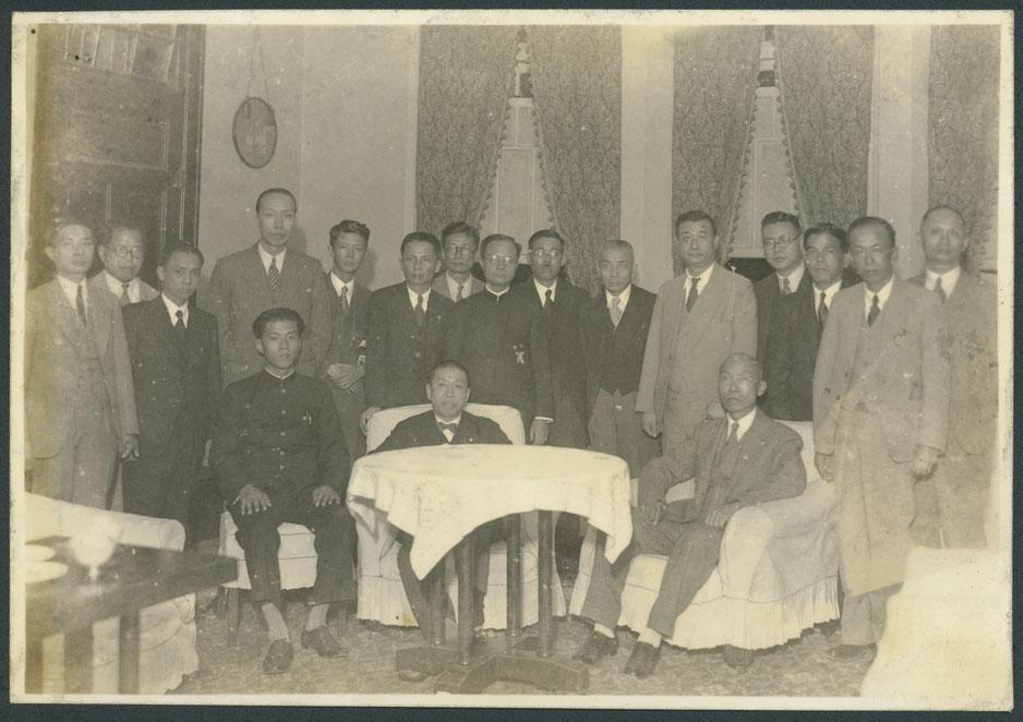 副系列名：生平及相關史料照片案卷名：台灣議會設置請願運動件名：疑為1921~1934年間，台灣議會設置請願運動期間，永井柳太郎（前座中者）與葉榮鐘（後立者左七）等人合影。