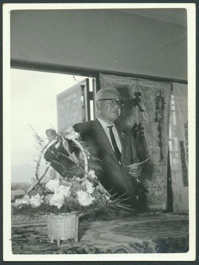 副系列名：友人照片案卷名：楊肇嘉件名：1965年06月，楊肇嘉於葉光南婚禮致詞。