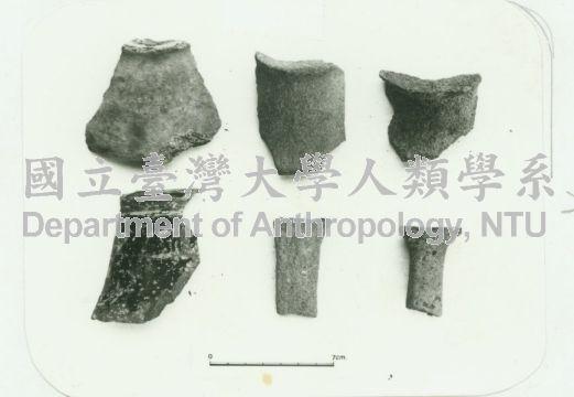 標題:芝山岩文化陶器殘片 2.豆的高圈足及鼎足，下為黑皮陶