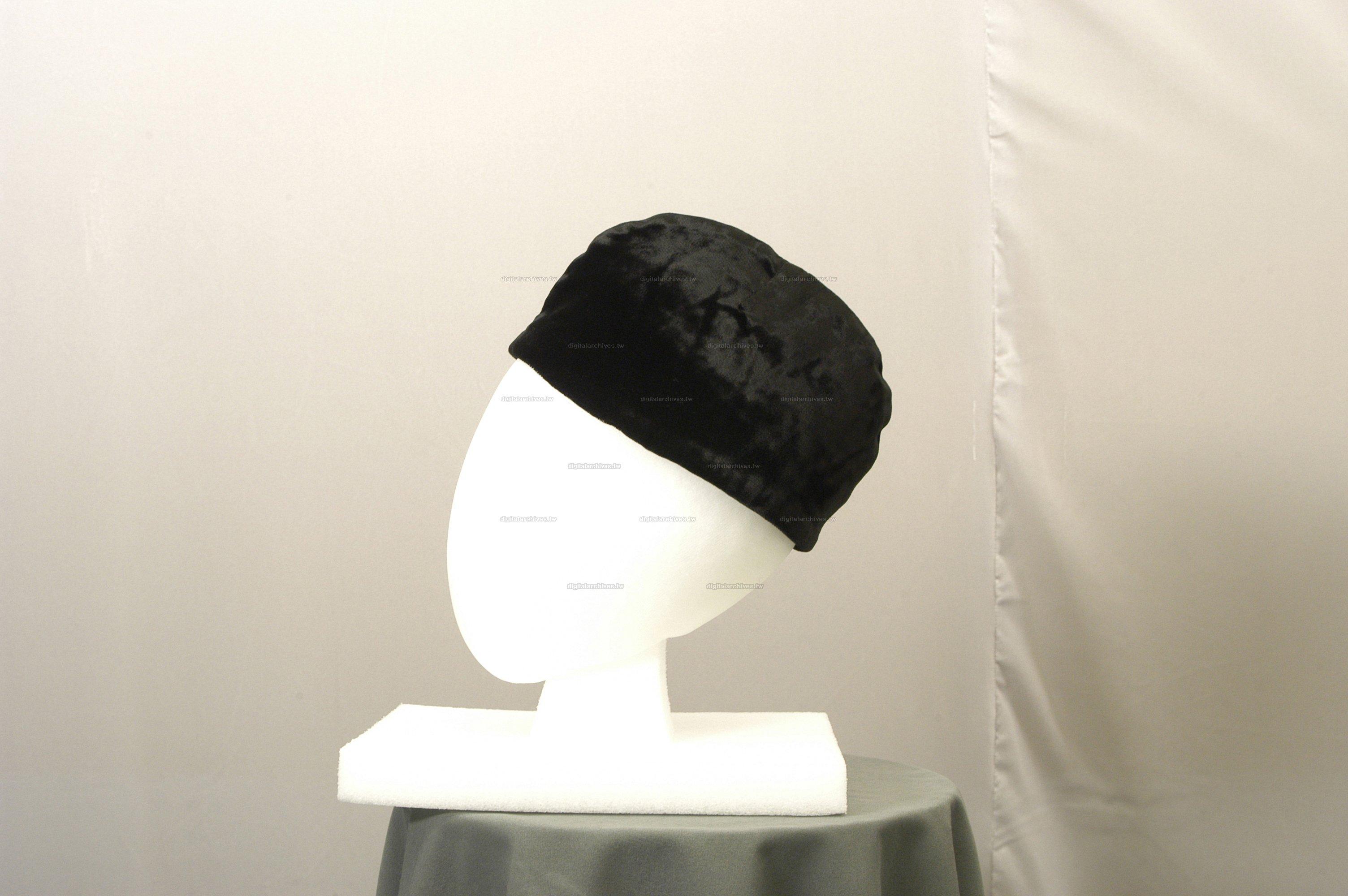 藏品名稱:黑色絨布圓帽(入藏登錄號005000000032C)件名:黑色絨布圓帽