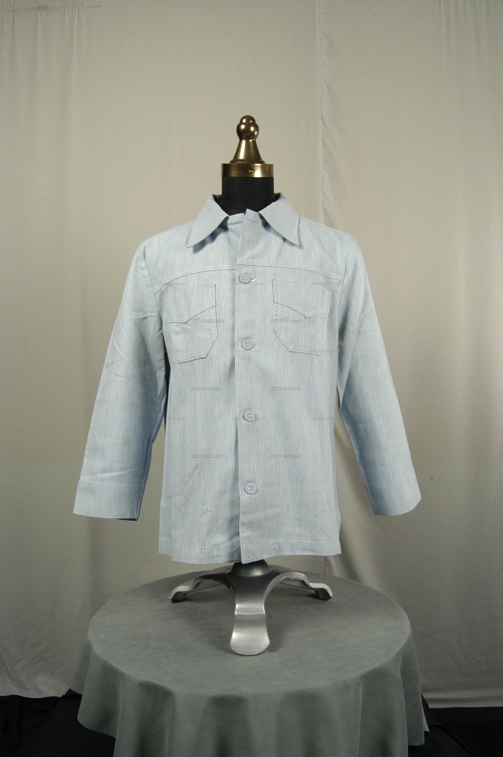 藏品名稱:淺藍長袖混紡襯衫(入藏登錄號005000000035C)件名:淺藍長袖混紡襯衫