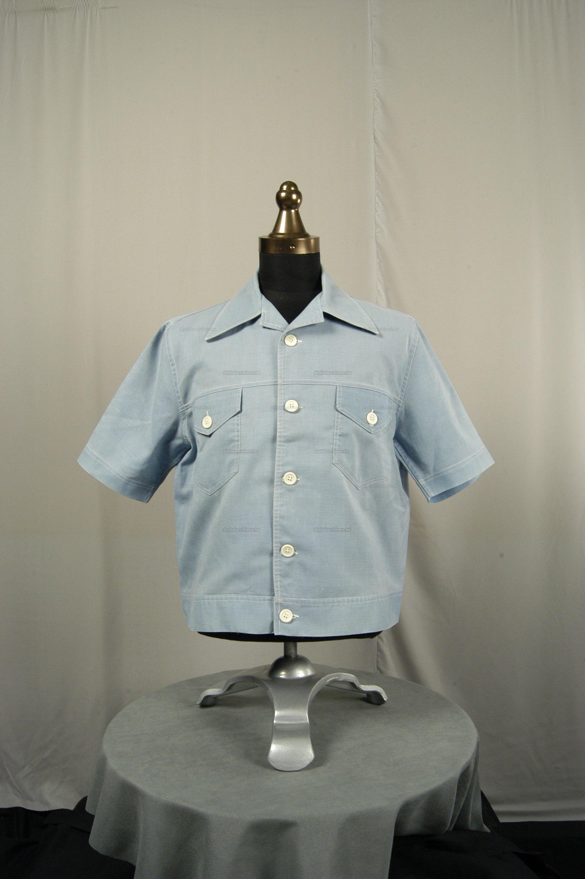 藏品名稱:淺藍短袖混紡襯衫(入藏登錄號005000000036C)件名:淺藍短袖混紡襯衫