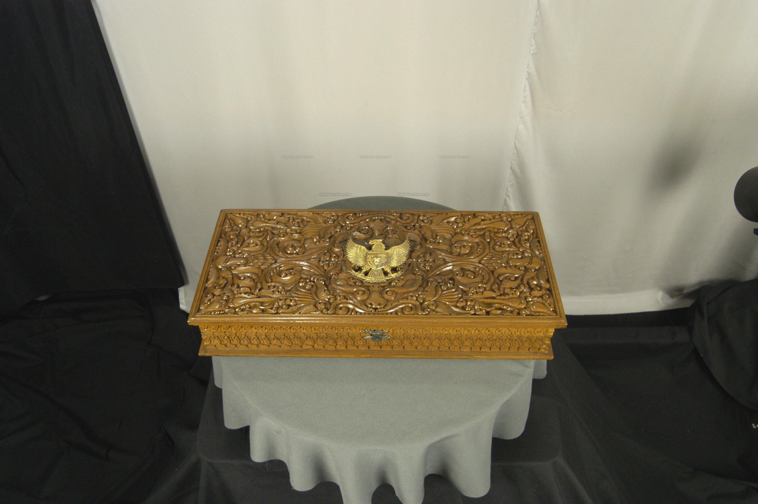 藏品名稱:木盒(入藏登錄號006000000001C-2)件名:印尼短劍
