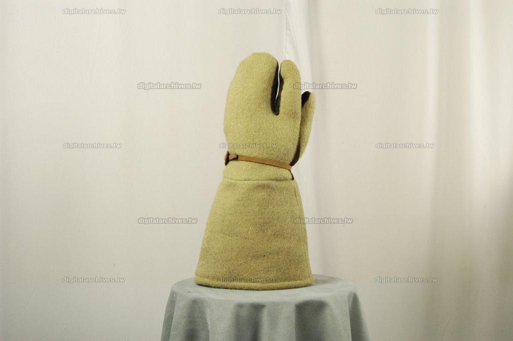 藏品名稱:橄欖綠毛料手套(入藏登錄號008000000072C-1)件名:橄欖綠毛料手套