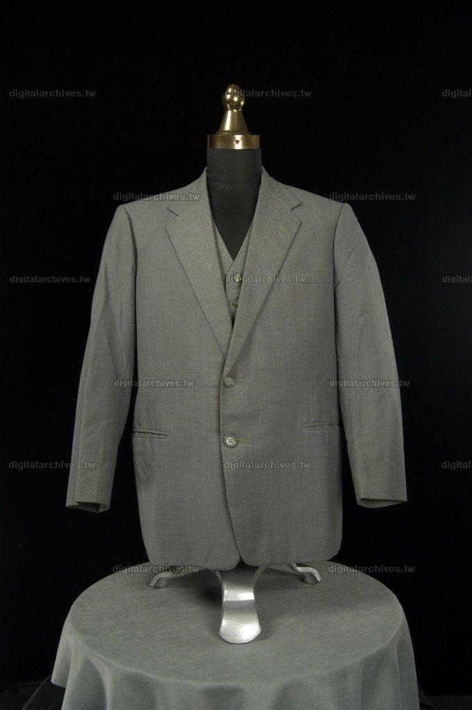 藏品名稱:浅灰色西裝外套(入藏登錄號008000000150C-1)件名:浅灰色西裝組