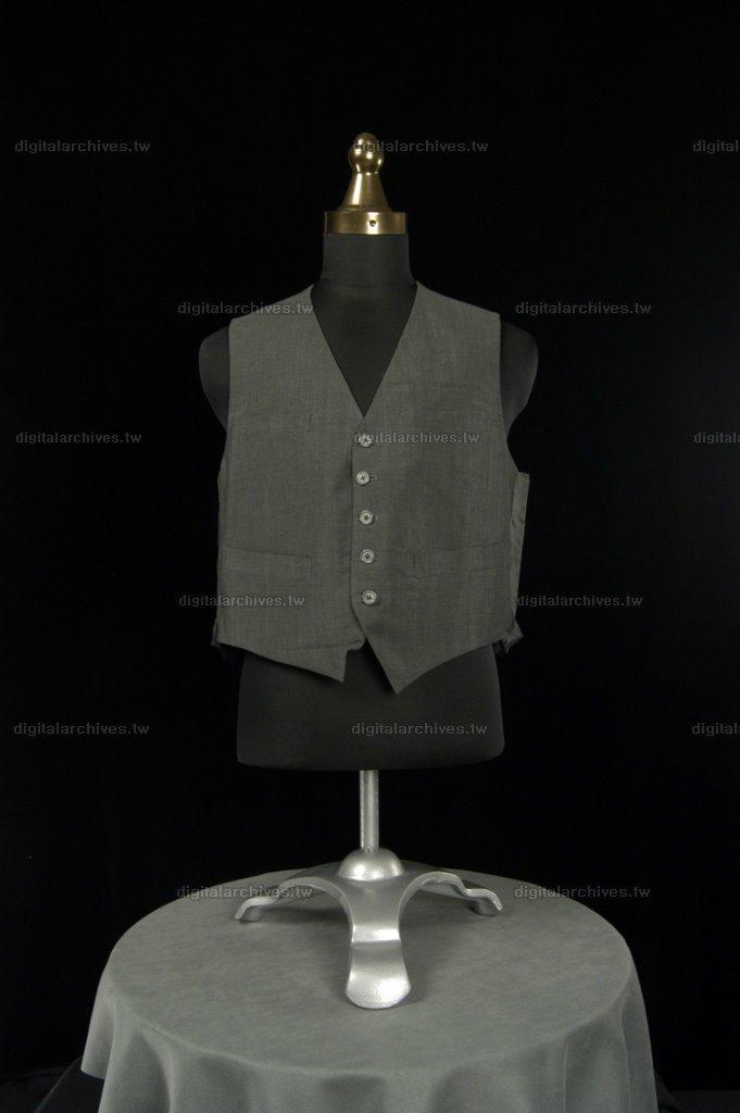 藏品名稱:鐵灰色西裝背心(入藏登錄號008000000152C-2)件名:鐵灰色西裝組