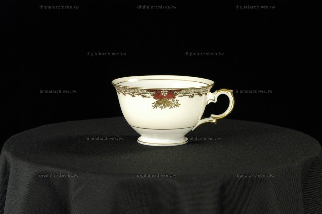 藏品名稱:白底紅金花紋單耳咖啡杯(入藏登錄號008000000164C-1)件名:白底紅金花紋瓷具組