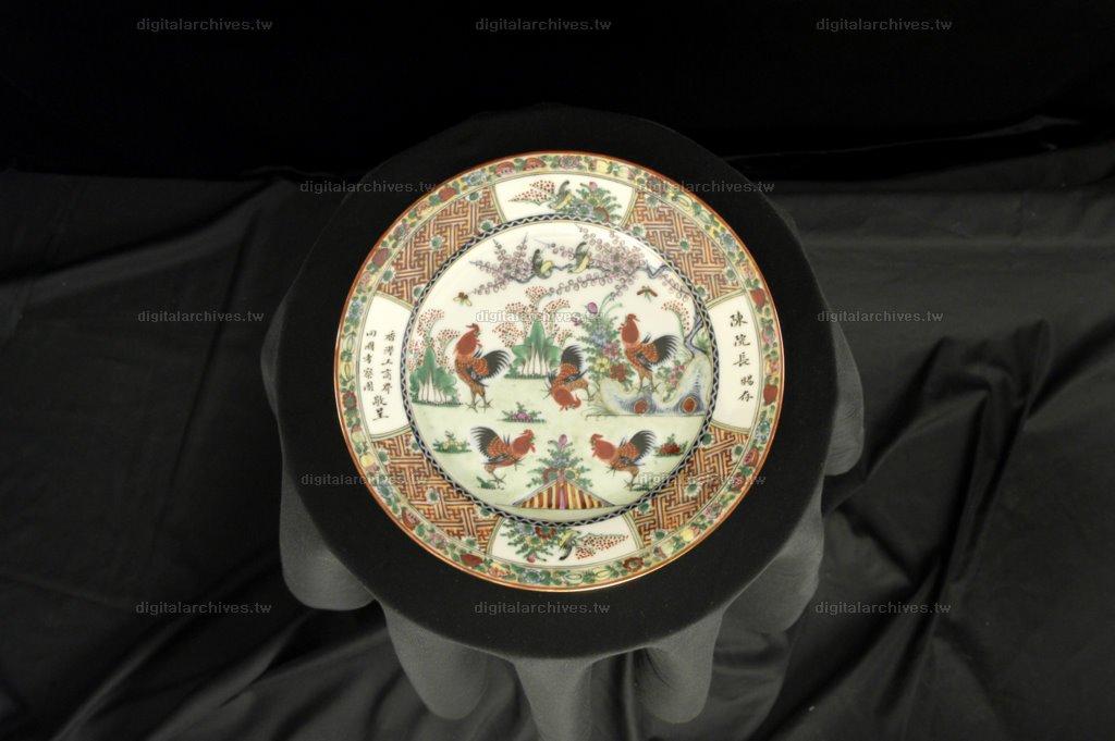 藏品名稱:五彩雞紋瓷盤─中(入藏登錄號008000000166C-1)件名:五彩雞紋瓷盤組