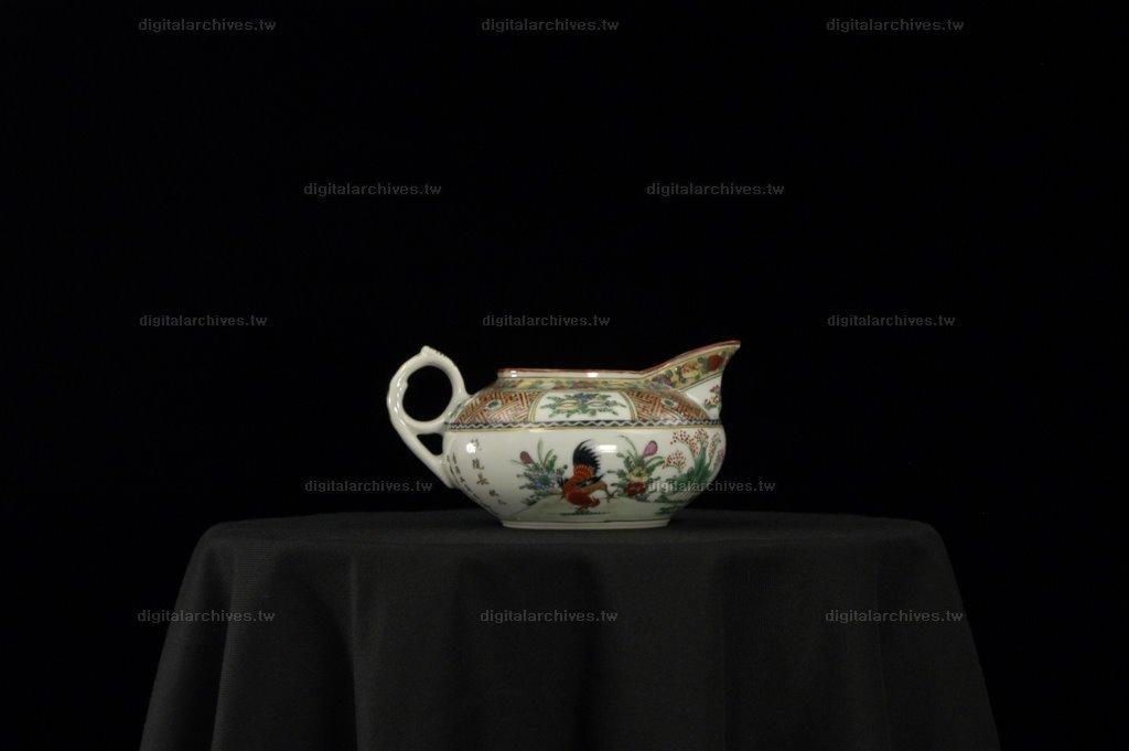 藏品名稱:五彩雞紋瓷杯盤(入藏登錄號008000000166C-29)件名:五彩雞紋瓷盤組