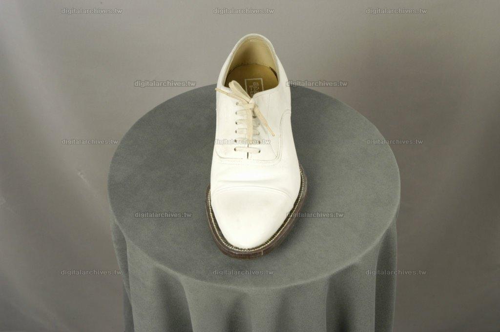藏品名稱:白色男用皮鞋(入藏登錄號008000000208C-1)件名:白色男用皮鞋一雙