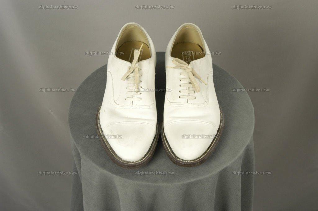 藏品名稱:白色男用皮鞋一雙(入藏登錄號008000000208C)件名:白色男用皮鞋一雙