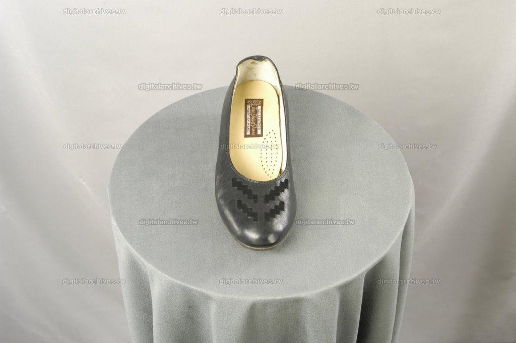 藏品名稱:黑色女平底鞋(入藏登錄號008000000323C-2)件名:黑色女平底鞋一雙