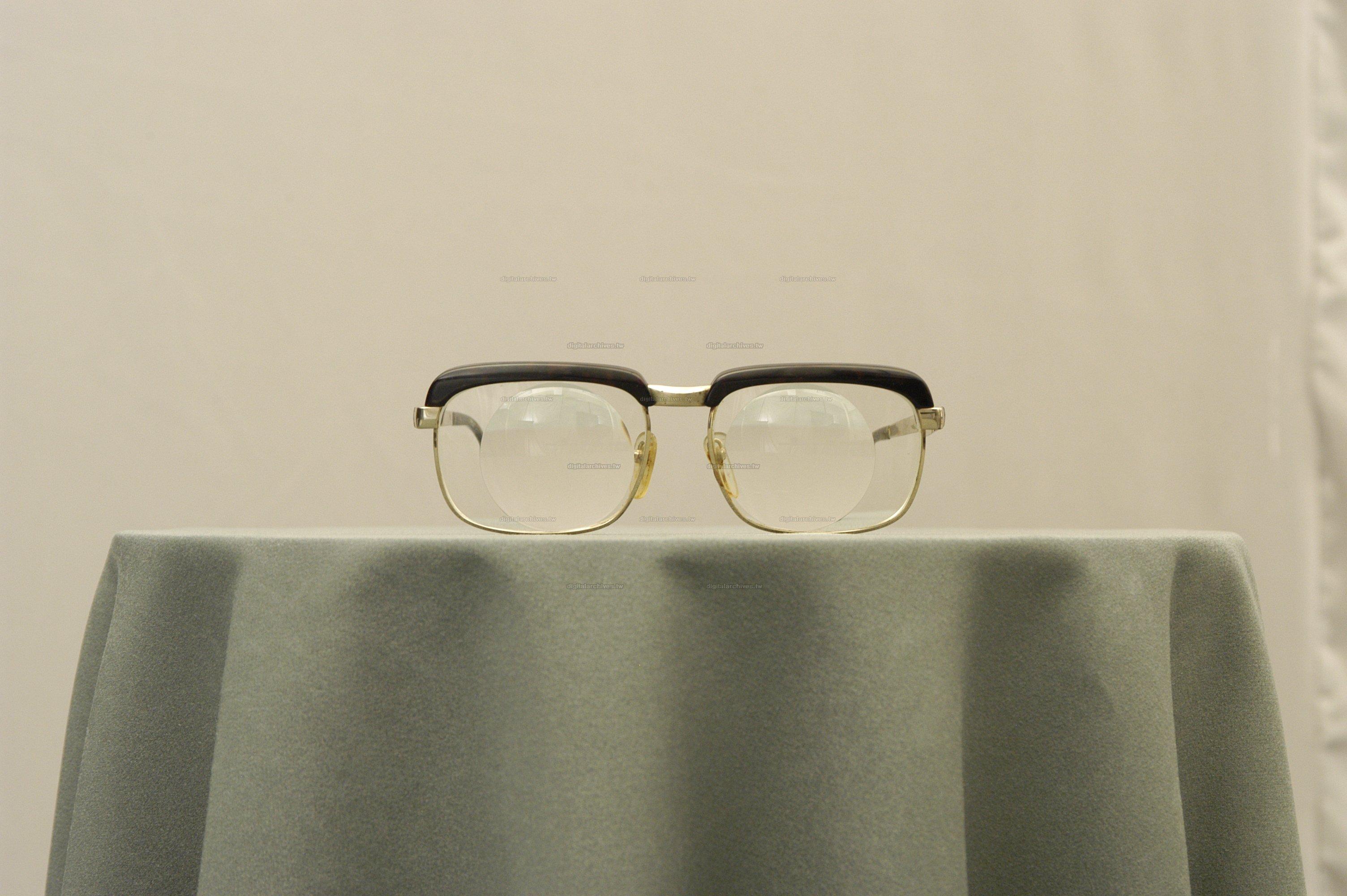 藏品名稱:老花眼鏡(入藏登錄號009000000009C-1)件名:老花眼鏡
