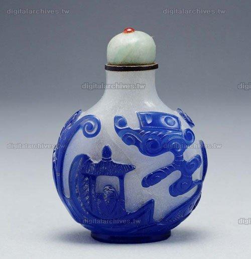 中文品名:白透料套藍鼻煙壺