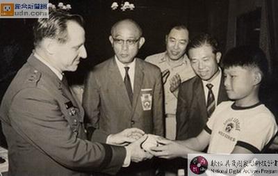 金龍少棒隊隊長陳弘丕致贈簽名球給美軍顧問團團長威烈拉少將