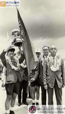 七虎隊長盧瑞圖舉起太平洋區冠軍杯
