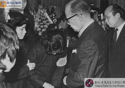 謝東閔副總統昨於謝國城公祭安慰謝夫人節哀