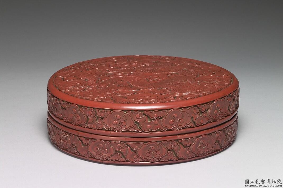 明 宣德 (1425-1435) 剔紅雲龍紋圓盒明 宣德款 剔紅雲龍圓盒