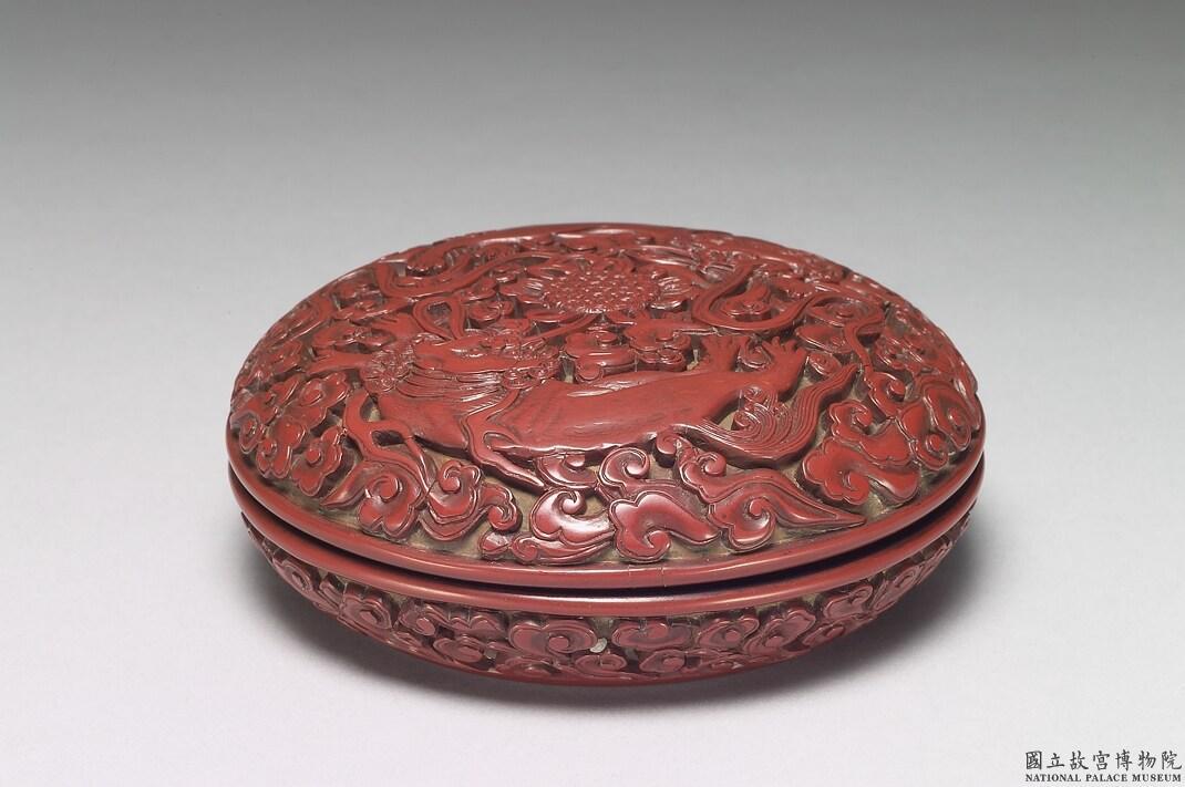 明 永樂 (1403-1424) 剔紅雙獅戲球圓盒明 永樂 剔紅雙獅圓盒