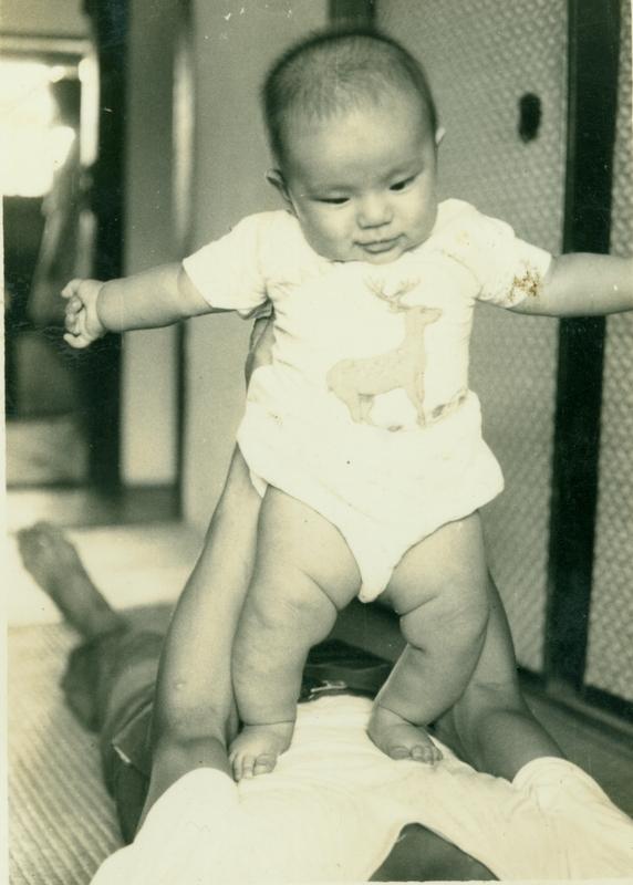 長子奕青3-4個月大，踩在李泰祥身上
