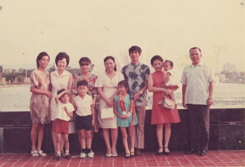 李氏夫婦赴美前與家人攝於台北松山機場水池邊