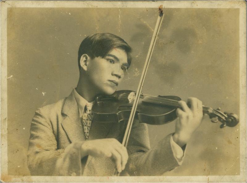 直到看到這張父親李光雄拉小提琴的照片，李泰祥才知道父親會拉小提琴的事實