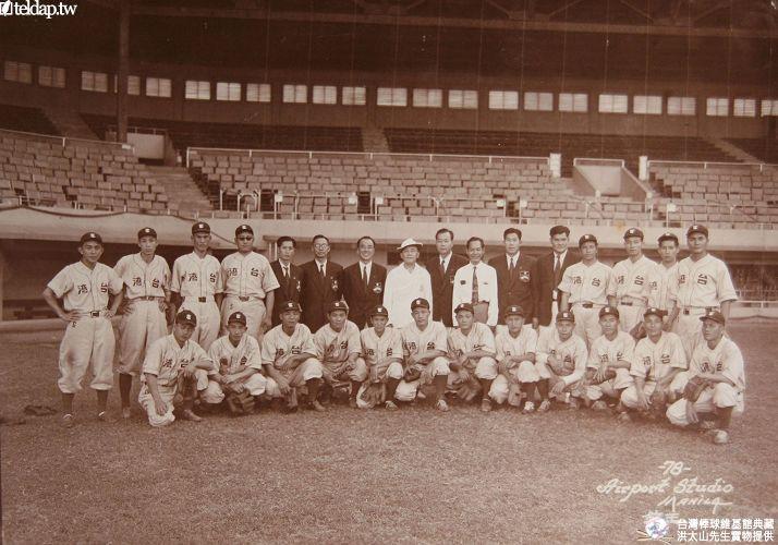 台灣棒球隊第一屆菲島遠征於馬尼拉的黎剎(Jose Rizal)球場合影留念。